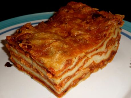 Lasagne z mielonym mięsem i sosem beszamelowym