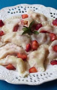 Pierogi z truskawkami i rabarbarem