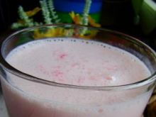 Bananowe mleczko z rózowymi koralikami 
