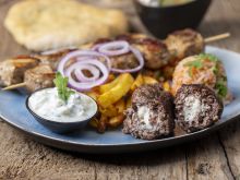 Bifteki z fetą – przepis na greckie kotlety mielone