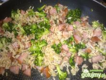 Brązowy ryż z brokułem 