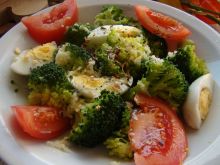 Brokuły z jajkiem i kolorowymi ziołami 