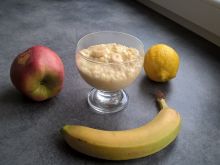Budyń jaglany z bananem i cytryną