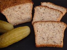 Chleb drożdżowy na wodzie z kiszonych ogórków 