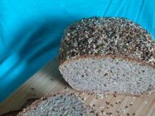 Chleb pszenno-orkiszowy z ziarnami
