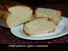 Chleb pszenno żytni z ziarnami sezamu 