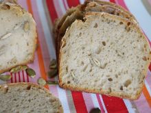 Chleb pszenny z pestkami dyni na zakwasie