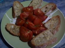 Chlebek czosnkowy z pomidorami.