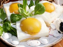 Ciasto jajko sadzone, czyli pianka z maślanki 