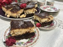 Ciasto kakaowo-orzechowe z kremem i powidłami