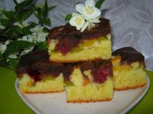 Ciasto z truskawkami, brzoskwinią i rabarbarem 