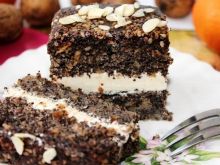 Ciasto/tort makowy z czekoladą, migdałami i kremem