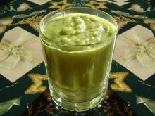 Cierpki, kremowy mus z awokado, kiwi i miodem