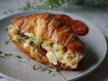 Croissant z jajecznicą i chorizo