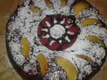 Czekoladowe ciasto z brzoskwinią i truskawkami