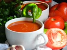 Czosnkowa zupa ze świeżych pomidorów i chili