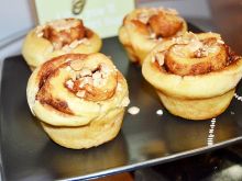 Drożdżowe muffiny z cynamonem i migdałami 