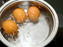 Jak ugotować jajko na twardo i na miękko? Nie popełniaj tych błędów!