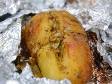 Grillowane ziemniaki z masłem cebulowo-ziołowym 
