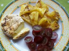 Grillowany camembert w towarzystwie owoców