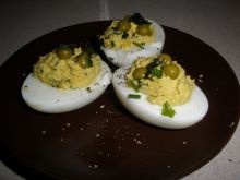 Jaja faszerowane z zielonym groszkiem i pietruszką