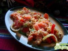 Jajecznica z ryżem i pomidorami 