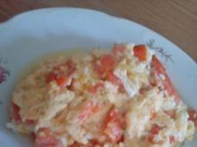 Jajecznica z serem, cebulą i pomidorami 