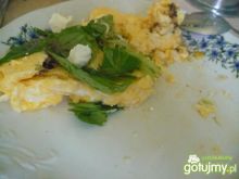Jajecznica z serem feta i roszponką
