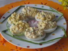 Jajka faszerowane rzodkiewką i szczypiorkiem