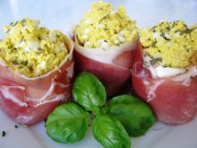Jajka faszerowane w szynce włoskiej
