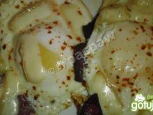 Jajka posadzone na salami z gorgonzolą