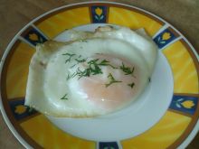 Jajka sadzone na maśle z koperkiem 
