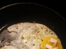 Jajka sadzone z serem feta