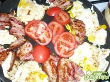 Jajka smażone z boczkiem i pomidorami
