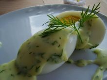 Jajka w białym sosie z koperkiem 