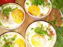 Jajka w kokilkach z parówkami, pomidorami i cebulą