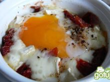 Jajka w kokilkach z suszonymi pomidorami