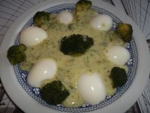 Jajka z brokułem w sosie