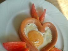 Jajko sadzone w sercu z parówek