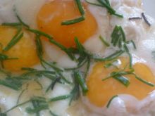 Jajko sadzone ze szczypiorkiem