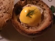 Jajko z salami zapiekane w bułce