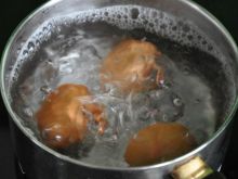 Jak ugotować jajka bez spękanej skorupki