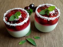 Jogurtowiec z czereśniami w szklaneczkach 