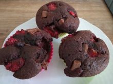 Kakaowe muffinki z truskawkami i czekoladą