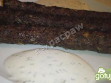 Kofta kebab z dziczyzny z sosem