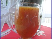 Koktajl w kolorze pomarańczowym z chia
