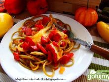 Kolorowe spaghetti z papryką czerwoną 