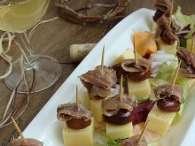 Koreczki serowe z sardelami i oliwkami