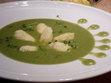 Kremowa zupa brokułowa z jaglanymi kluseczkami
