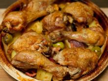 Kurczak pieczony z ziemniakami,boczkiem i oliwkami
